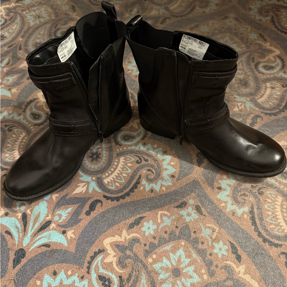 Clarks Ladies Sz 8.5 Black Leather Moto Ankle Boots with zippers. Like new